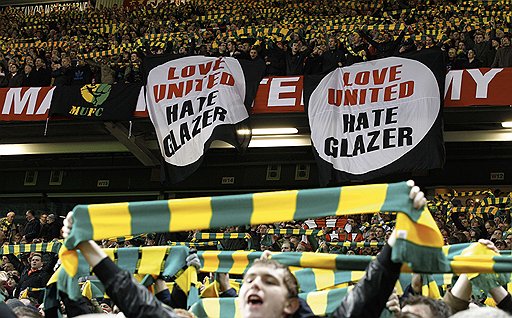 «Любим United, ненавидим Глейзера»,— пишут на своих плакатах болельщики, ставшие от злости желто-зелеными