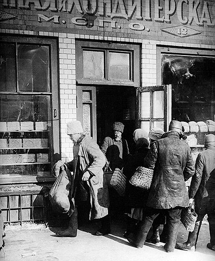 Пятидневка привела к хаосу в работе магазинов (на фото) и предприятий общественного питания, а заодно затруднила советским людям привычный отдых и лечение