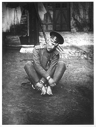 В начале XX века телесные наказания служили официальным приложением к кандалам и неофициальным — к солдатским погонам (на фото)