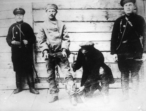 В начале XX века телесные наказания служили официальным приложением к кандалам (на фото) и неофициальным — к солдатским погонам