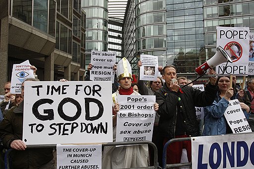 Участники демонстраций против папы римского полагают, что после всего случившегося Богу пора подавать в отставку