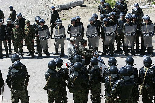 После погромов 19 апреля в пригороде Бишкека Маевке киргизская милиция (на фото) получила разрешение стрелять по мародерам