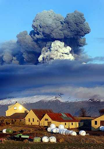Так выглядела Исландия при извержении вулкана Эйяфьятлайокюдль