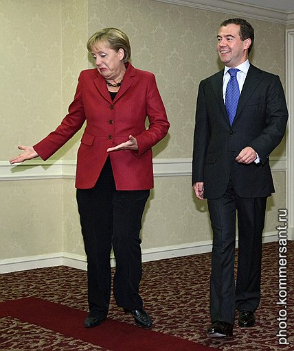 Многие главы государств относятся к российскому президенту как к равному, но пока еще не все (с Ангелой Меркель)