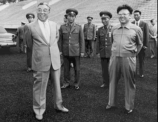 Во всекорейских соревнованиях по скромности никогда не было равных великому вождю (слева) и любимому руководителю