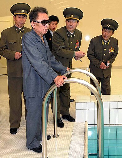 Несмотря на усталость, Ким Чен Ир внимательно осматривает роскошный бассейн, построенный для студентов Пхеньянского университета