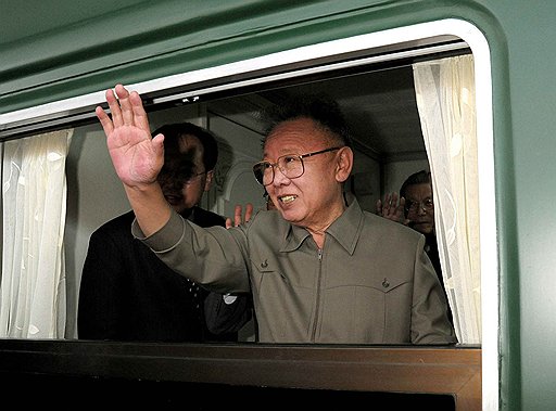 Для перемещений по стране и за ее пределы Ким Чен Ир использует либо неброский Mercedes, либо нескорый поезд