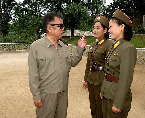 Поношенный тренировочный френч Ким Чен Ира ничуть не умаляет его благородного облика