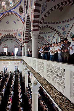 Эмбер Херд критикуют в Сети за развратный наряд в турецкой мечети