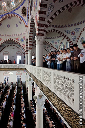 В главную мечеть Махачкалы ходят и салафиты, и традиционные сунниты: здесь внутрирелигиозные разногласия почти незаметны