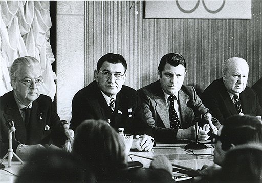 Приехавшие на Олимпиаду журналисты тщетно пытались выведать у главы оргкомитета Игнатия Новикова (на фото - в очках), во сколько обошелся советскому бюджету праздник мира, молодости и спорта