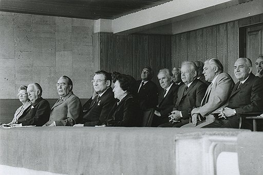 19 июля 1980 года Политбюро ЦК КПСС наслаждалось красочной церемонией открытия Олимпиады. И только Михаил Горбачев был погружен в свои мысли: затаившись в глубине трибуны (на фото справа), он вынашивал перестройку