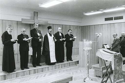 В день открытия Олимпиады в Олимпийской деревне прошло экуменическое богослужение, в котором участвовали (слева направо) польский ксендз, итальянский епископ, англиканский капеллан из Австрии, советский протоиерей, лютеранский пастор и баптистский старший протопресвитер