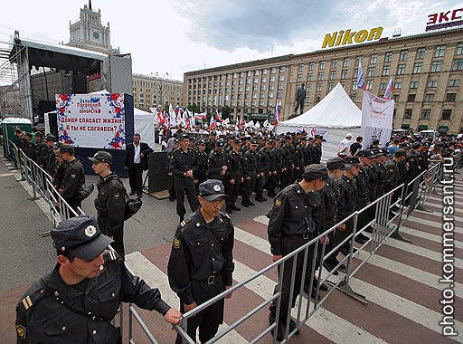 Акция в поддержку донорства состояла из нескольких десятков активистов «России молодой», которых охраняли милиционеры, металлического ограждения, сцены для выступлений и палатки для сдачи крови
