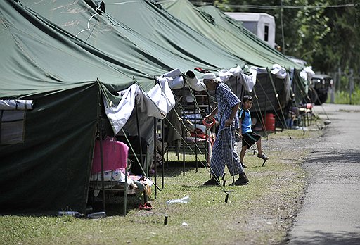 Десятки тысяч узбекских беженцев перешли границу с Узбекистаном и расположились в поселке Джалал-Кудук и палаточном лагере в его окрестностях