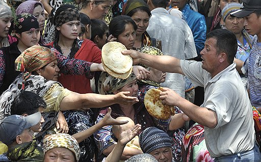 Десятки тысяч узбекских беженцев перешли границу с Узбекистаном и расположились в поселке Джалал-Кудук и палаточном лагере в его окрестностях