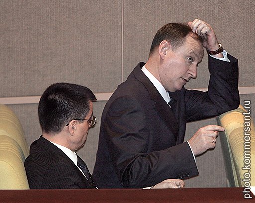 Министр внутренних дел Рашид Нургалиев (слева) и директор ФСБ Николай Патрушев на очередном думском заседании. 2004 год
