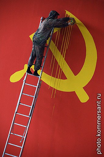 Жертвами фирменного приема ZEVS становились рекламы крупнейших брендов мира — в Москве он решил разукрасить подтеками краски фирменный логотип СССР эпохи холодной войны