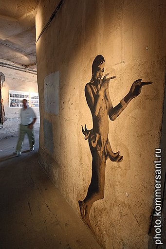 В тоннеле центра дизайна ArtPlay YZ сделала целую инсталляцию на тему Парижа и его узнаваемых элементов, от кафе до танцовщиц из «Мулен Руж»