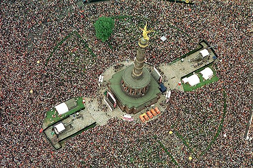 Традиционные многолюдность Love Parade и экзальтированность его зрителей (Берлин, 2000 год) ничему не научили устроителей дуйсбургского мероприятия