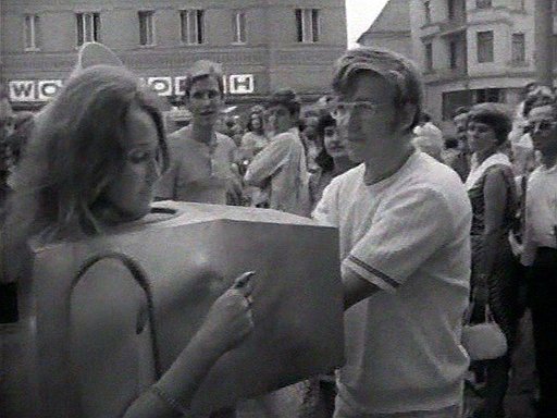 «С самого начала технология была частью моей работы с телом. ”Tapp- und Tastkino“ было телесным перформансом, но речь все же шла о кино» (на фото — перформанс «Кино щупай и трогай», 1968 год)
