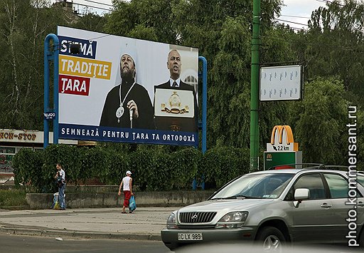 Митрополит Кишиневский и всея Молдовы Владимир вместе с Пасатом призывает: «Подпишись за свою православную страну!» Пока это не предвыборный плакат