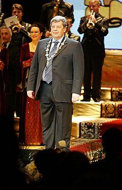 В борьбе за выборность мэра Екатеринбурга Александр Мишарин ничего не приобрел, а Аркадий Чернецкий (на фото) ничего не потерял, кроме своих цепей