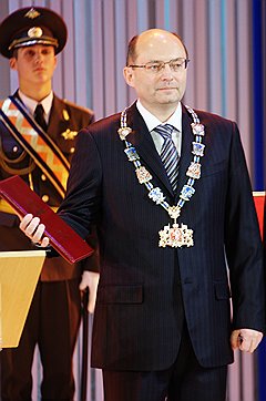 В борьбе за выборность мэра Екатеринбурга Александр Мишарин (на фото) ничего не приобрел, а Аркадий Чернецкий ничего не потерял, кроме своих цепей