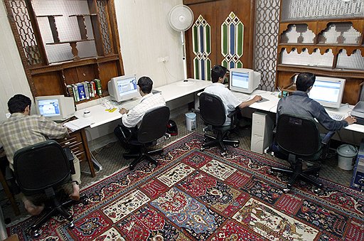 После того как в 2009 году иностранные СМИ были выдворены из Ирана, иранцы вынуждены выходить на связь с миром самостоятельно