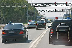 Борьба с мигалками (на фото) с помощью ведерок принесла ее активистам широкую известность и популярность среди сограждан