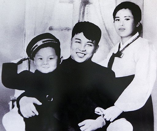 Святое северокорейское семейство: Ким Ир Сен (в центре), Ким Чон Сук и Ким Чен Ир