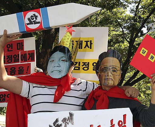 Северокорейская народная демократия окончательно приняла форму коммунизма с не слишком человеческим лицом очередного Кима (слева — Чон Ун, справа — Чен Ир)