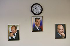 Из трех видных руководителей, висевших на стене, один уже свалился. Кто будет следующим, покажет время