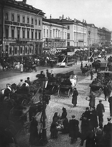 Припаркованные на тротуарах транспортные средства украсили российскую столицу еще в XIX веке
