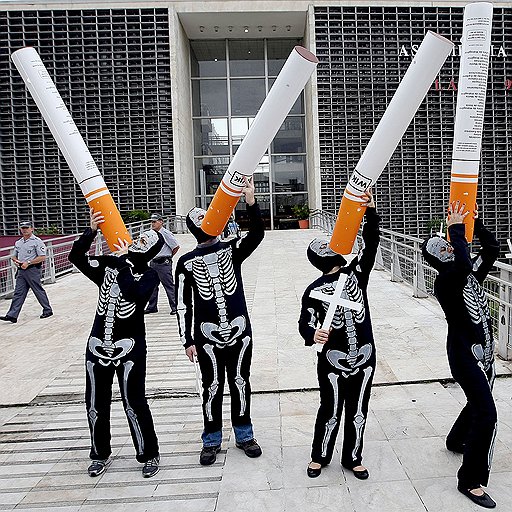 Иногда действия антитабачных активистов (на фото — демонстрация в Сан-Паулу) приводят к скоропостижной смерти курильщиков