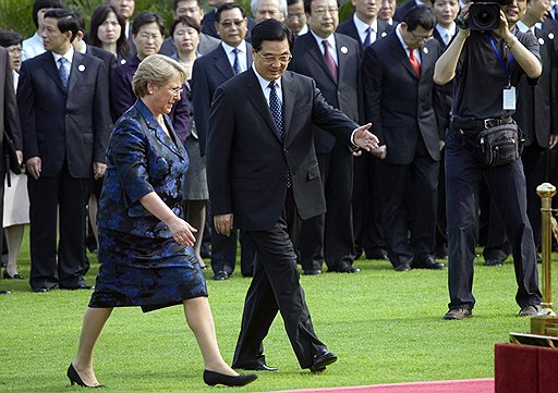 В 2008 году приезд иностранных гостей на китайский экономический форум в Боао еще считался событием (на фото слева — президент Чили Мишель Бачелет)