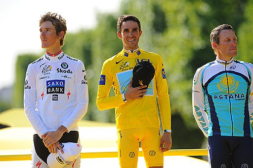 В честь своей победы в Tour de France  
испанец Альберто Контадор (в центре) прослушал гимн Дании