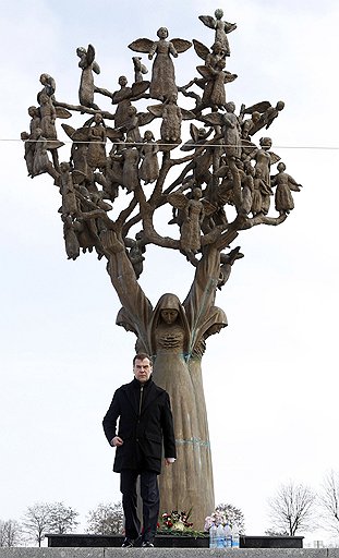 В Осетии теперь знают, чем Дмитрий Медведев, уже второй раз побывавший на новом кладбище в Беслане, отличается от Владимира Путина: они ходят на разные могилы