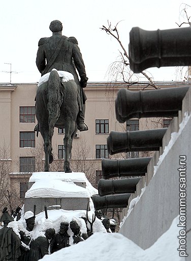 В преддверии торжеств фельдмаршала Кутузова отряхнут от пыли истории и повернут лицом к народу