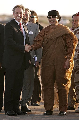 Рукопожатие Тони Блэра превратило Муамара Каддафи из общепризнанного тирана в одного из крупнейших мировых инвесторов