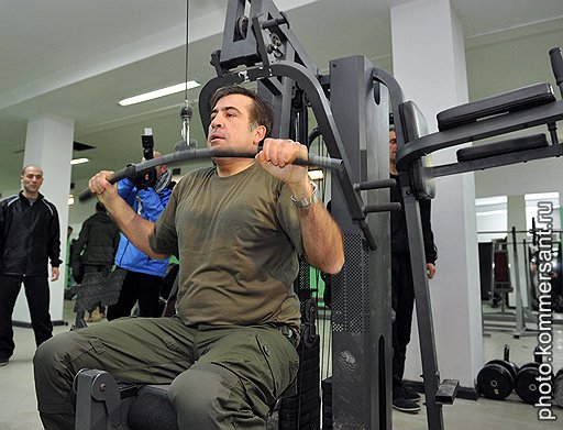 Михаил Саакашвили примерил на себя армейскую жизнь в облегченном режиме