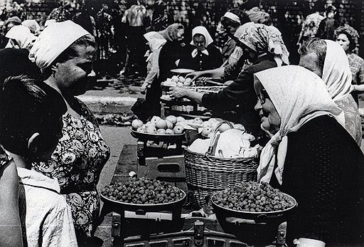 Продавая овощи и фрукты, выращенные собственными руками на приусадебных участках, несознательные советские граждане извлекали нетрудовые доходы