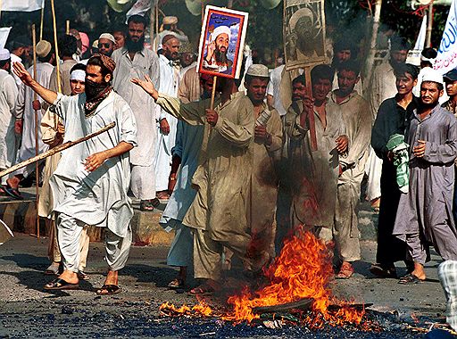 В октябре 2001 года протестующие против бомбежек Афганистана пакистанцы подняли изображение бен Ладена как знамя борьбы