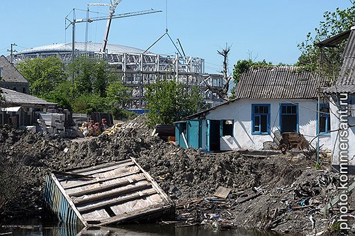Не снесенные с началом строительства дома местных жителей окружены ямами и строительным мусором