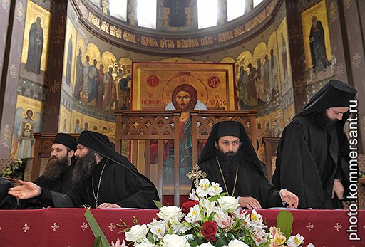 Церковно-народное собрание в Ново-Афонском монастыре (на фото — президиум собрания) решило, что новой независимой Абхазии нужна новая независимая церковь 