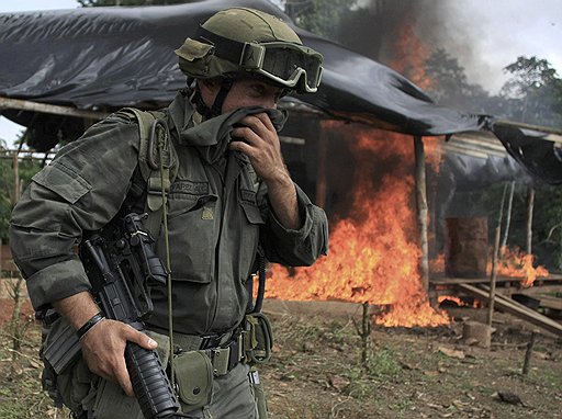 Пока полицейские выжигали кокаиновые лаборатории в Колумбии (на фото), влияние набирали мексиканские наркокартели