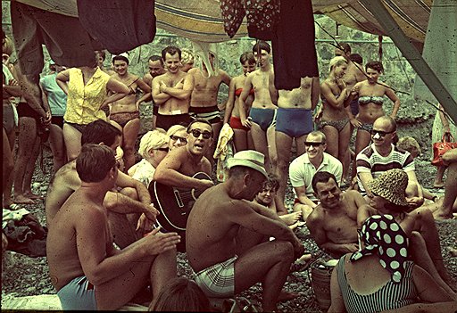 Исполнитель «озорной песни» Костя Беляев (в центре с гитарой) в начале 1960-х годов собирал немало слушателей на импровизированных пляжных концертах
