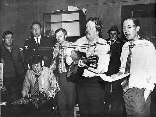 Подпольные студии звукозаписи обычно оборудовались на частных квартирах, микрофоны подвешивались поперек помещения на растяжках, музыканты импровизировали, а певцы исполняли новые песни прямо с листа