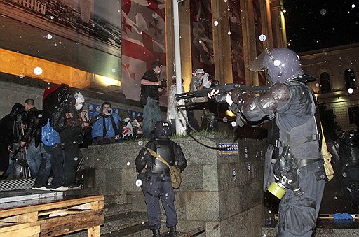 Спецназ разгоняет демонстрацию оппозиции 26 мая
