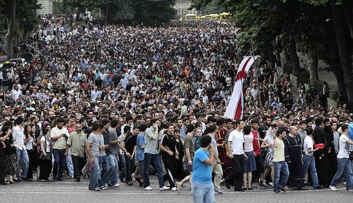 Одновременно с акциями протеста в поддержку задержанных фотографов в Тбилиси проходили многотысячные демонстрации, организованные Грузинской православной церковью